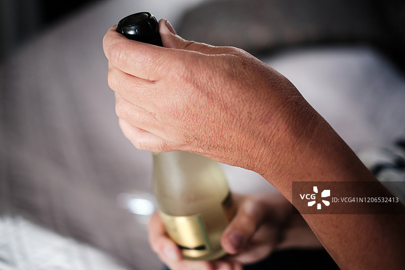 打开一小瓶香槟图片素材