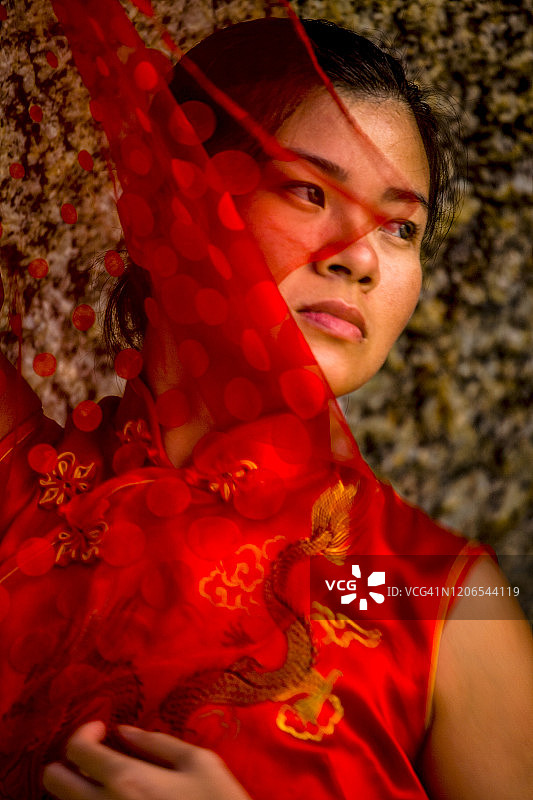印度尼西亚勿里洞，穿红色旗袍的女人图片素材