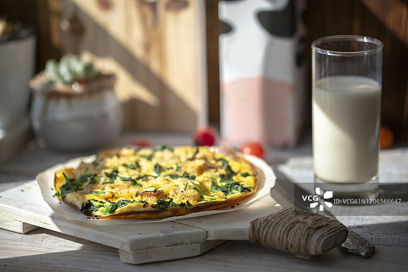自制早餐：烤面包丁和菠菜烘蛋图片素材
