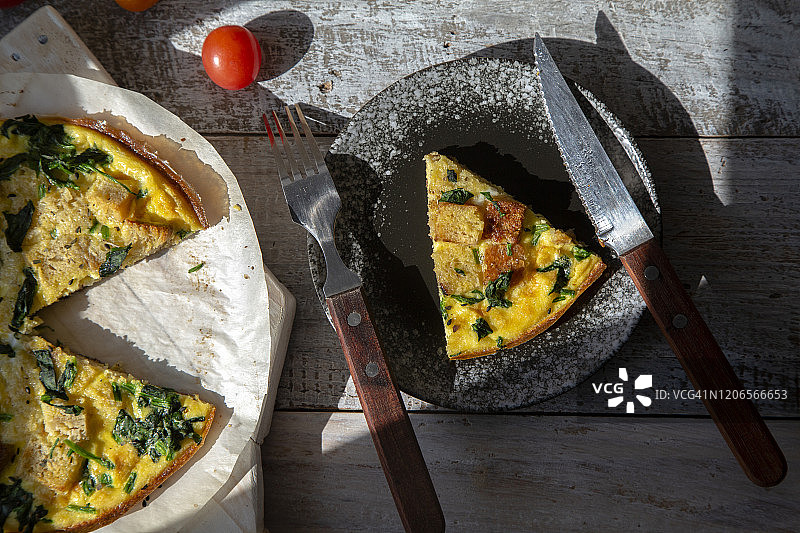 自制早餐：烤面包丁和菠菜烘蛋图片素材