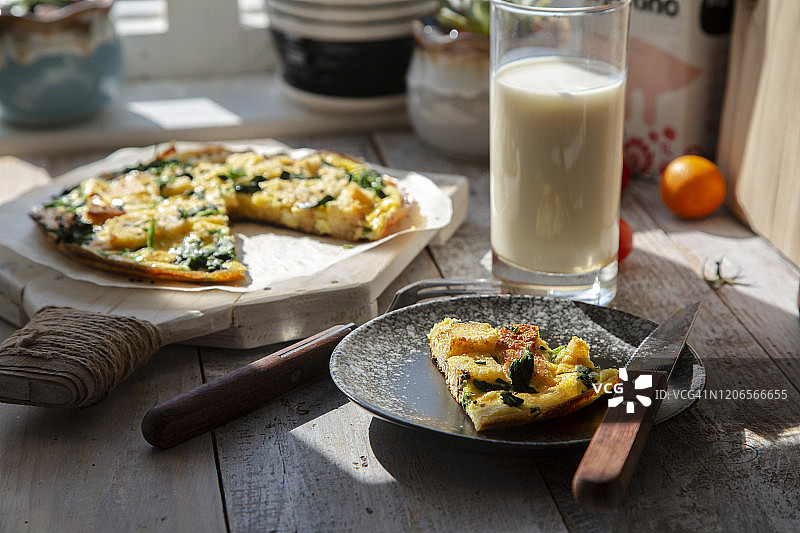 自制早餐：烤面包丁和菠菜烘蛋图片素材