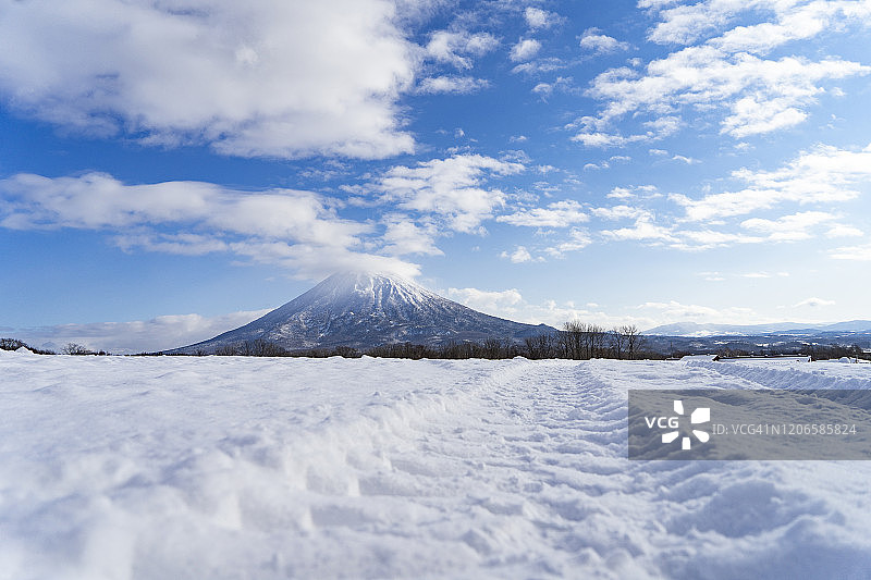 被白雪覆盖的羊蹄山和二世谷村庄景观（日本北海道，2020年）图片素材