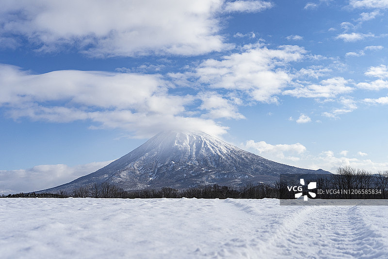 被白雪覆盖的羊蹄山和二世谷村庄景观（日本北海道，2020年）图片素材