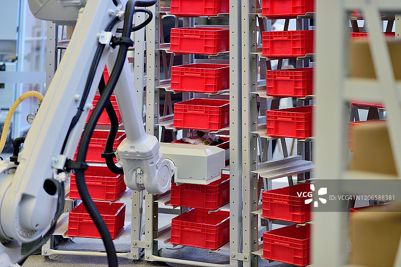 机械臂在货架上搬运商品图片素材