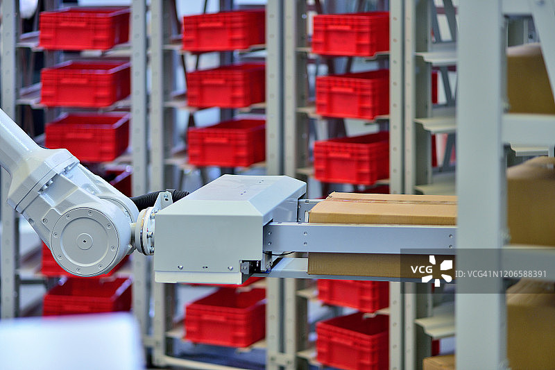 机械臂在货架上搬运商品图片素材