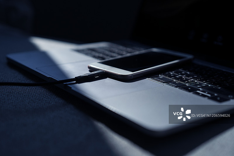 特写充电中的手机屏幕图片素材