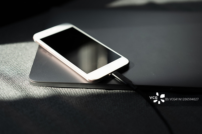 特写充电中的手机屏幕图片素材