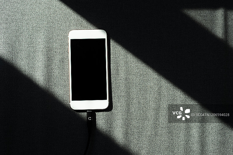 特写充电中的手机屏幕图片素材