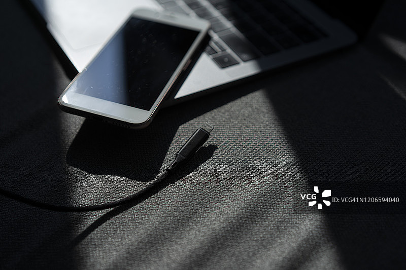 特写充电中的手机屏幕图片素材