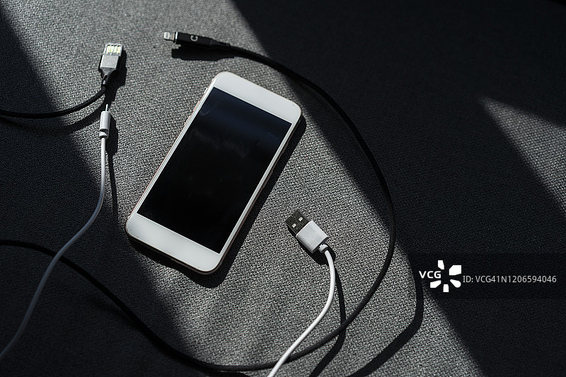 特写充电中的手机屏幕图片素材