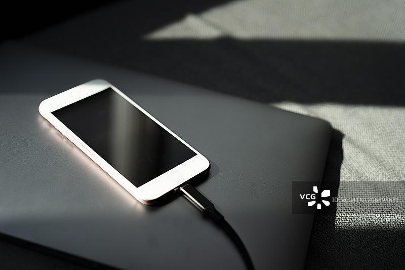 手机充电特写图片素材