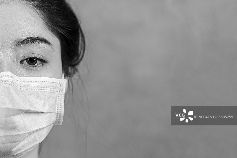 戴着外科防护口罩的女人图片素材