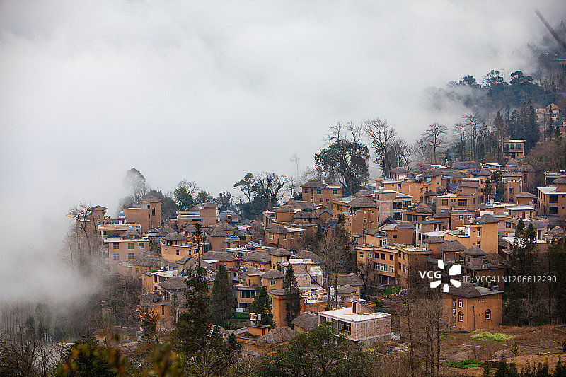 晨雾中的哈尼族村寨图片素材