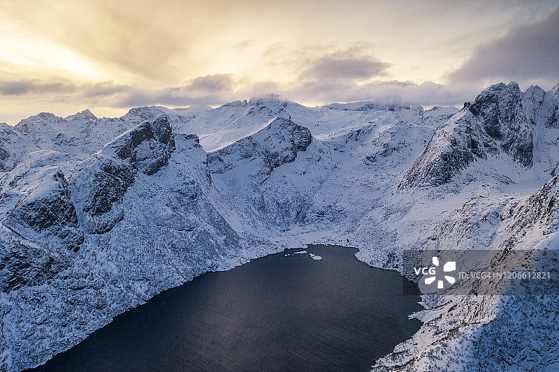 挪威雷讷群岛山脉峡湾的航拍景色图片素材