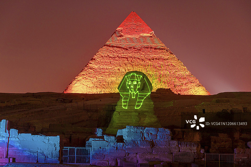 吉萨大狮身人面像的夜景，展示了图坦卡蒙的面部投影和卡夫拉金字塔的形状图片素材