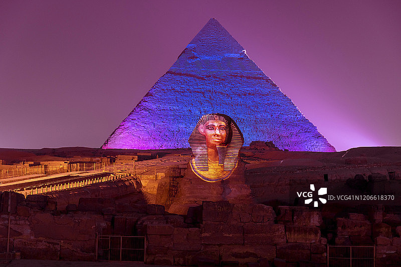 吉萨大狮身人面像的夜景，展示了图坦卡蒙的面部投影和卡夫拉金字塔的形状图片素材