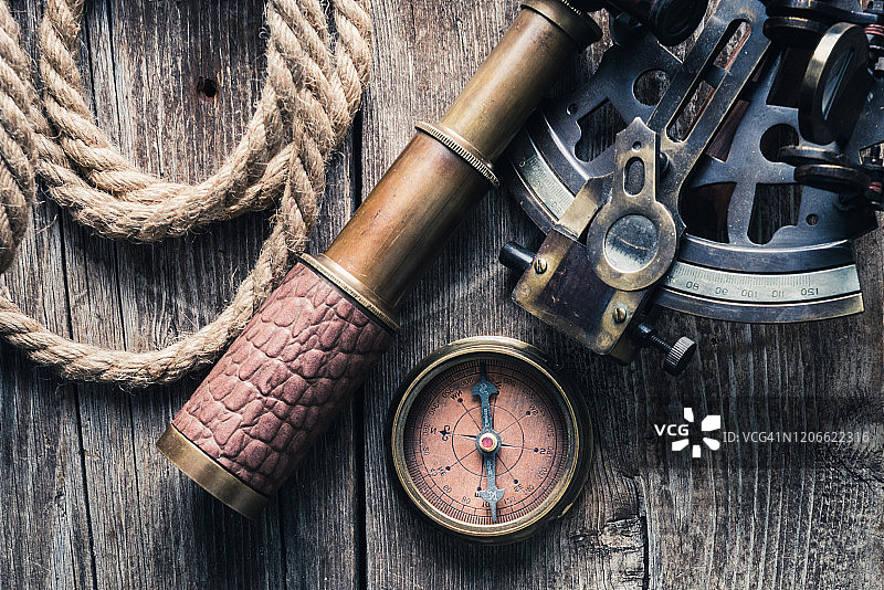 木质背景上的航海设备图片素材