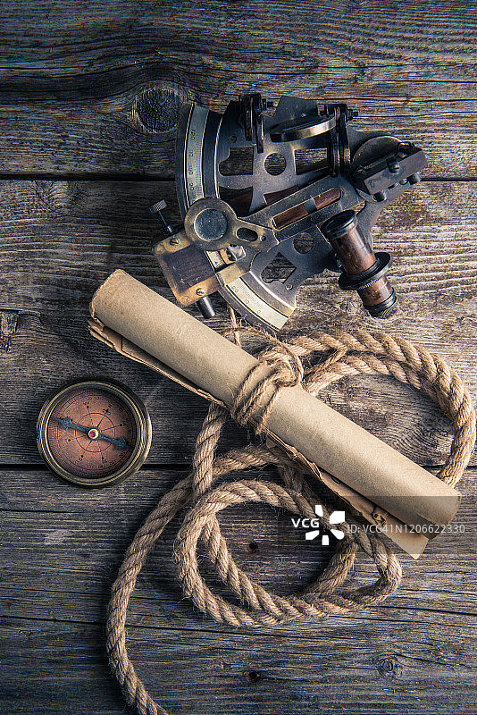 木质背景上的航海设备图片素材