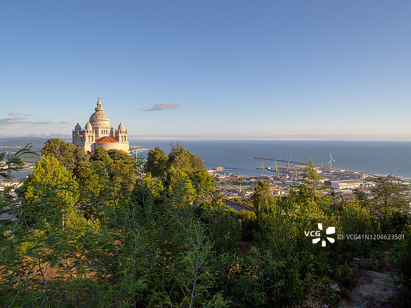 从圣卢西亚山看圣卢西亚圣殿，葡萄牙维亚纳堡港口景观图片素材