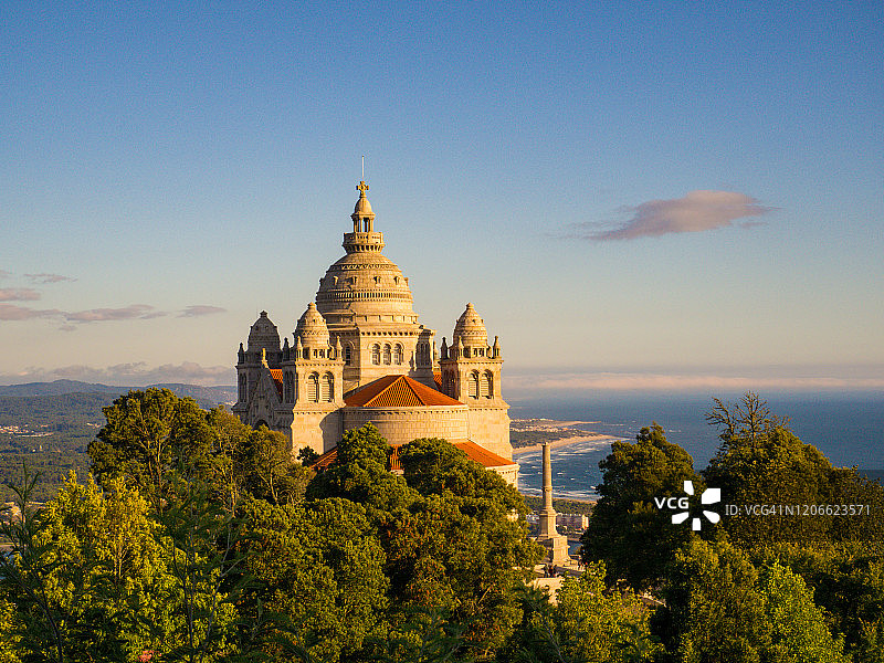 从圣卢西亚山日落时分看到的圣卢西亚圣殿，位于葡萄牙维亚纳堡图片素材