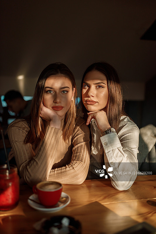 两个十几岁的女孩坐在咖啡吧里图片素材