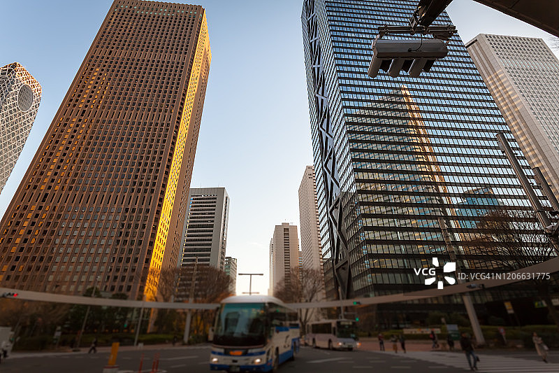 东京新宿公司建筑的白天低角度视图图片素材
