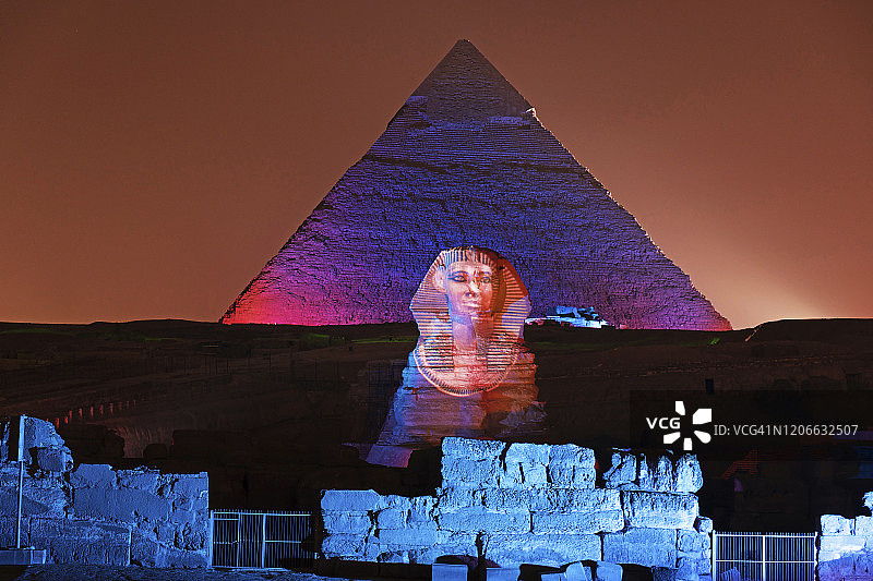 吉萨大狮身人面像的夜景，展示了图坦卡蒙的面部投影和卡夫拉金字塔的形状图片素材