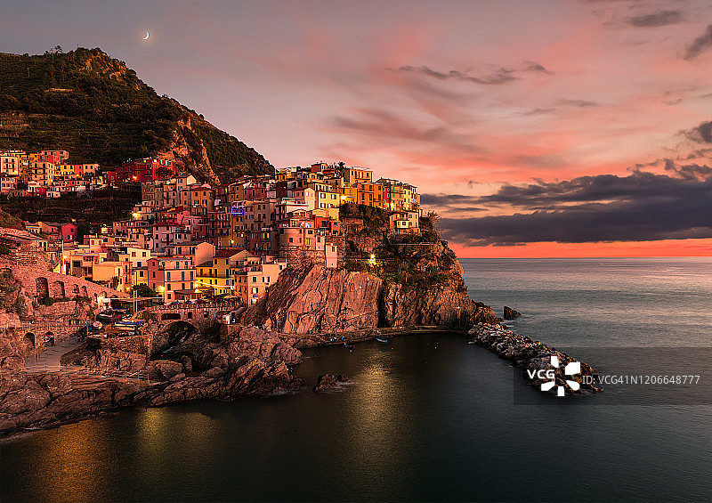 粉色日落下的五渔村国家公园沿海村庄马纳罗拉图片素材