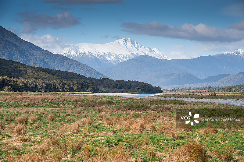 风景秀丽的马西森湖福克斯冰川镇南阿尔卑斯山山谷新西兰图片素材