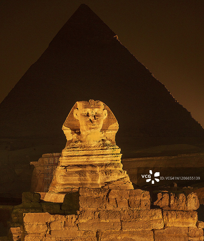 夜晚吉萨大狮身人面像与哈夫拉金字塔图片素材