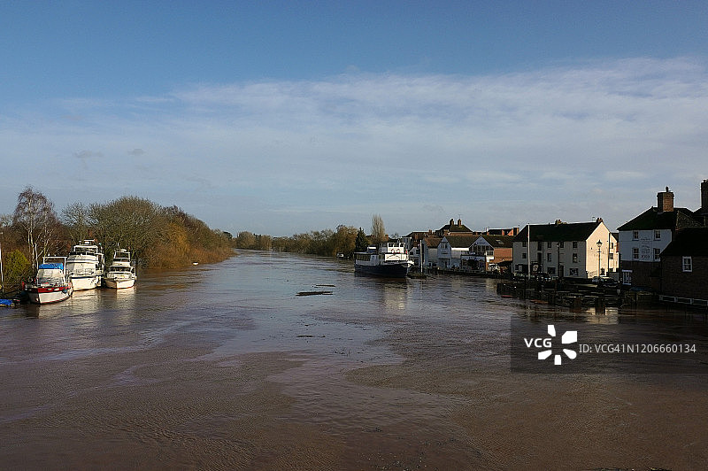 英国伍斯特郡厄普顿的塞文河洪水图片素材