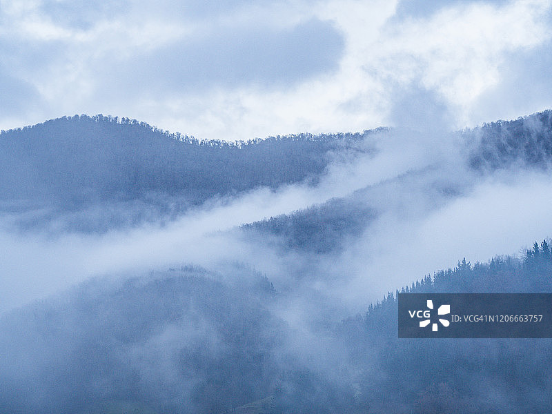 云雾山峰与山顶的男人图片素材