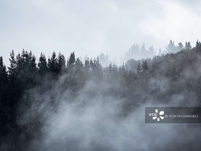 云雾缭绕的高山图片素材