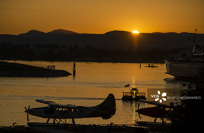 停靠在加拿大不列颠哥伦比亚省维多利亚内港的海上飞机图片素材