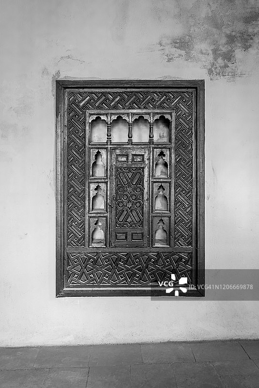 阿拉伯风格木制奥斯曼时代橱柜，雕刻装饰嵌入在粗糙墙壁上图片素材