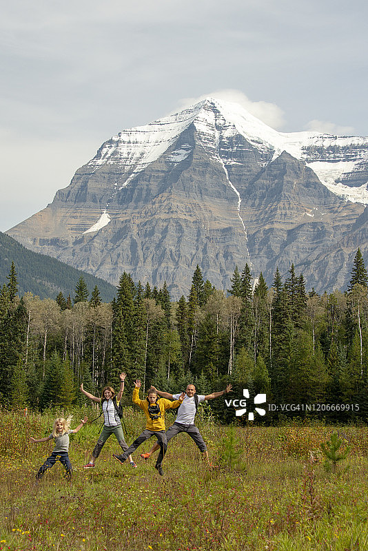 在加拿大落基山脉罗布森山前跳跃的家庭图片素材