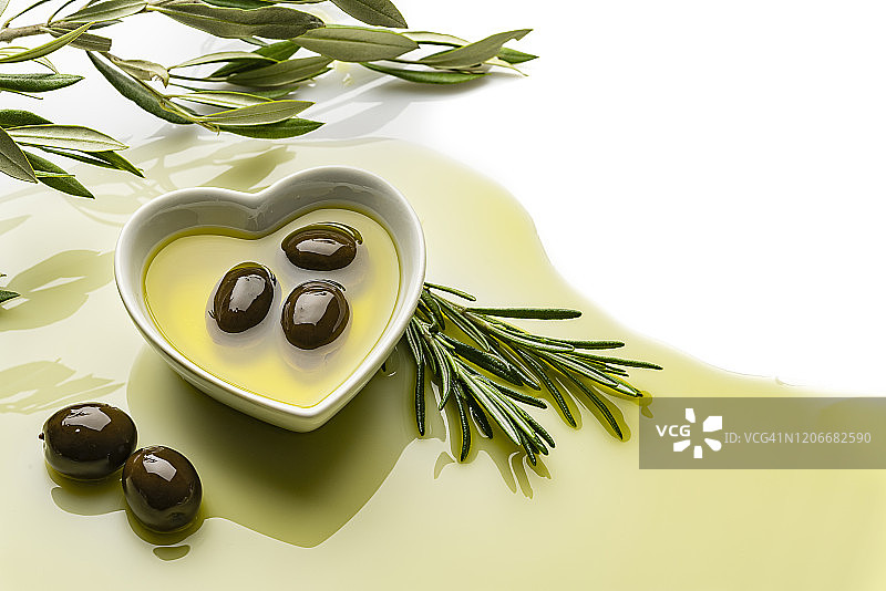 盛满橄榄油的心形碗图片素材