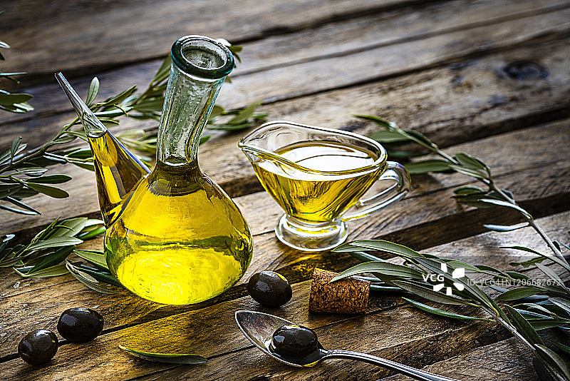 乡村厨房桌子上的橄榄油瓶图片素材