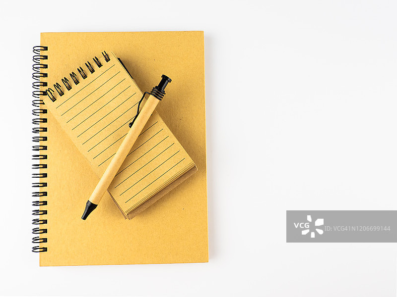 俯视拍摄的白色背景上的学习用品图片素材