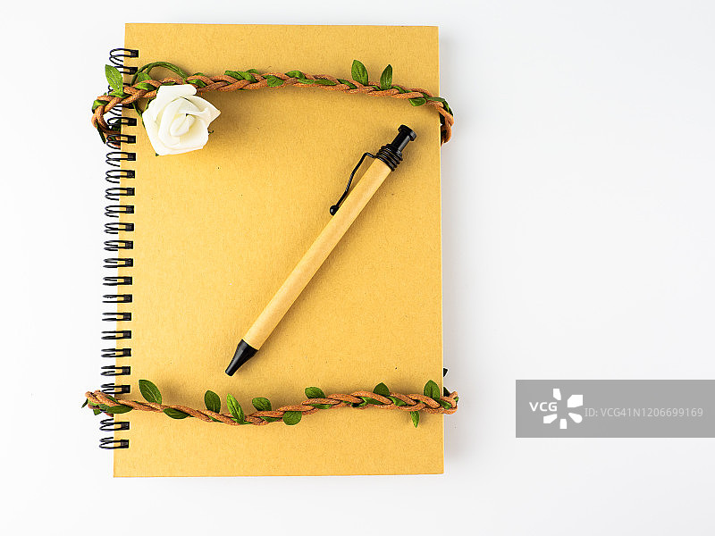 俯视拍摄的白色背景上的学习用品图片素材