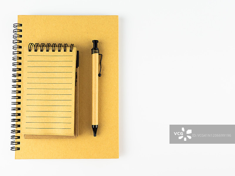 俯视拍摄的白色背景上的学习用品图片素材