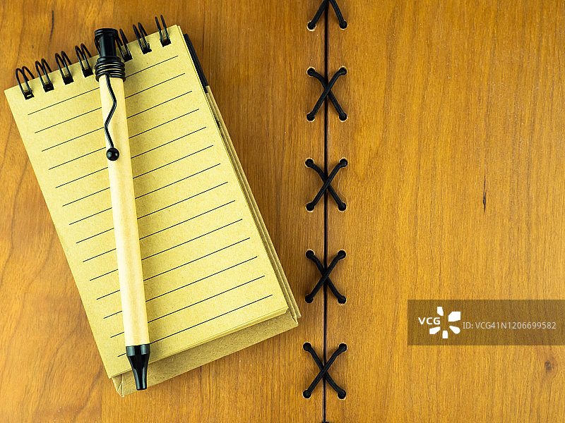 俯视拍摄的白色背景上的学习用品图片素材