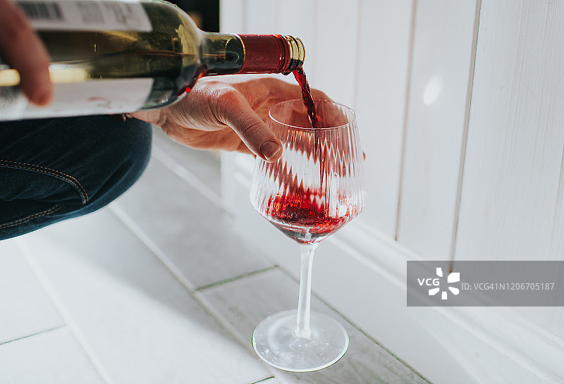 倒酒图片素材