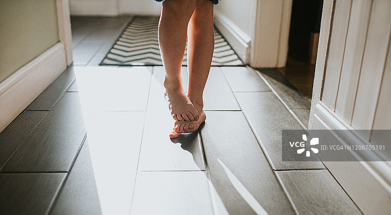 害羞的脚图片素材