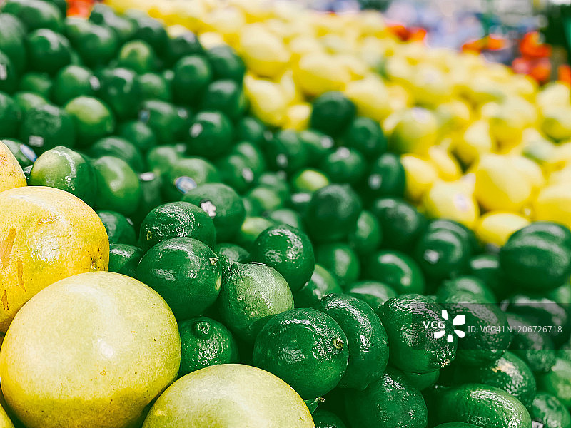 农产品区中的西柚、青柠和柠檬图片素材