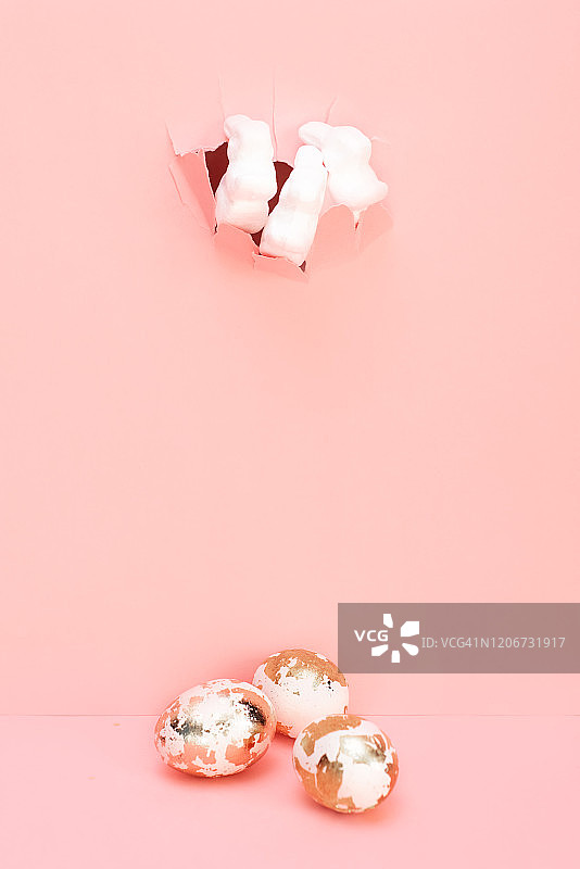 快乐复活节装饰符号航拍概念图，现代粉色纸面上兔子耳朵配饰，留白设计图片素材