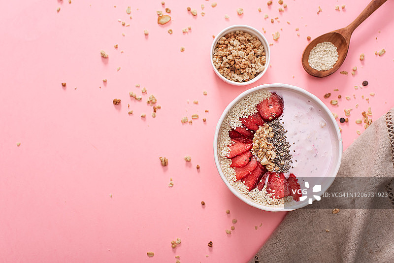 含谷物和新鲜水果的健康美味草莓冰沙碗图片素材