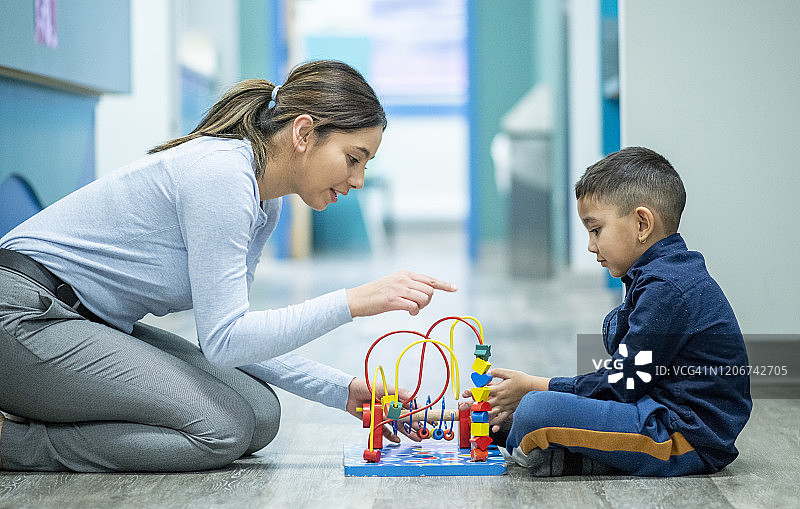职业治疗师和年轻男孩素材照片图片素材