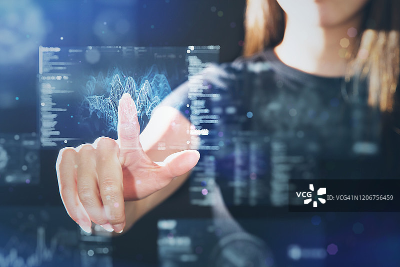 女人使用未来数字界面显示器图片素材