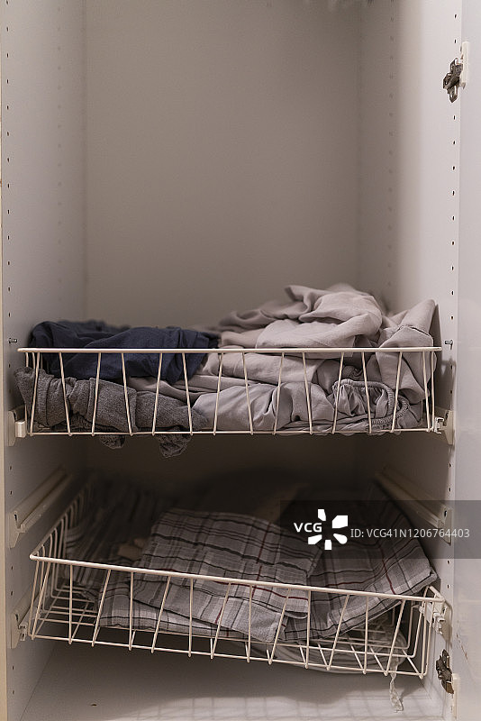 衣柜里的床单图片素材